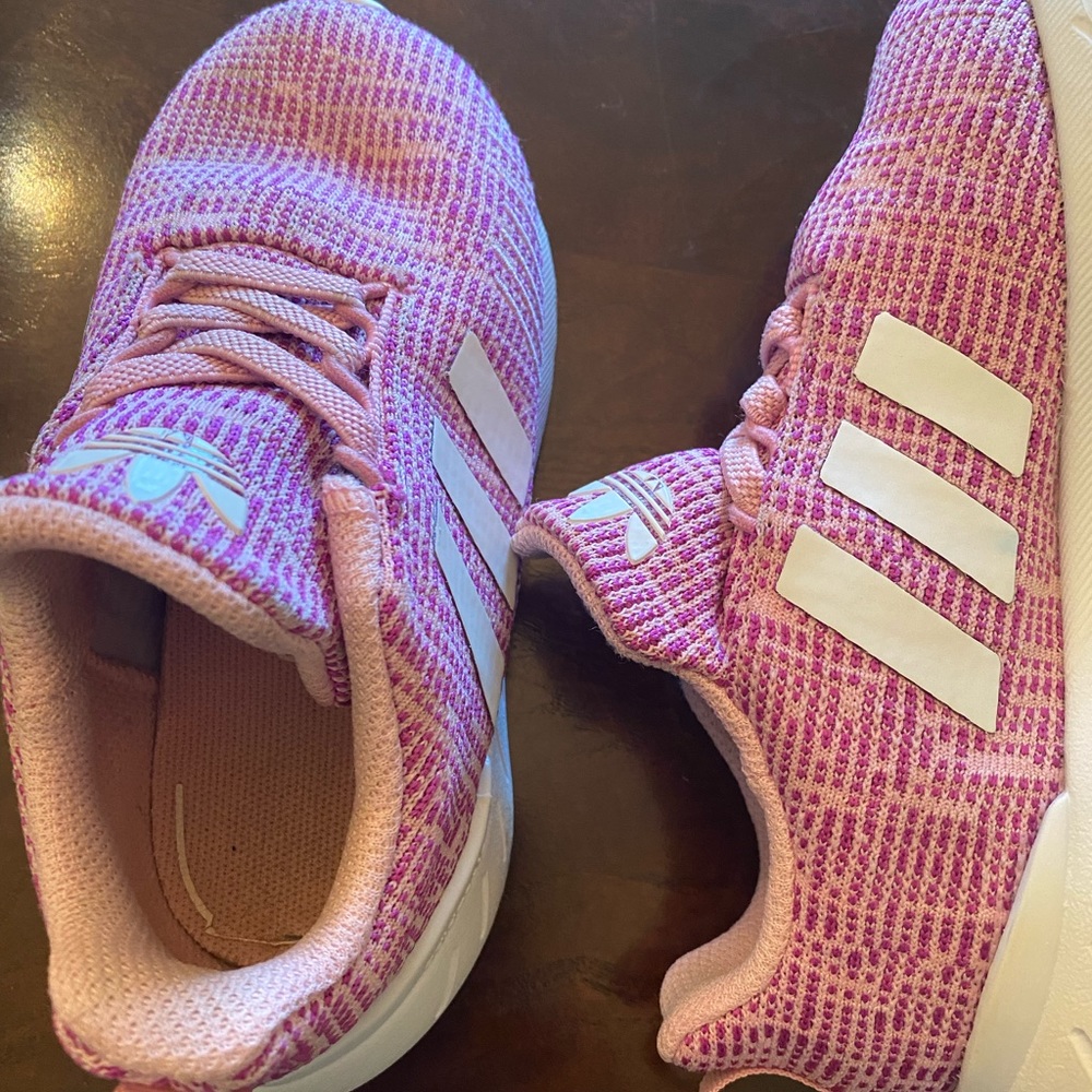 Girls youth size 10 Adidas Ortholite tennis shoes. No strings. Great condition